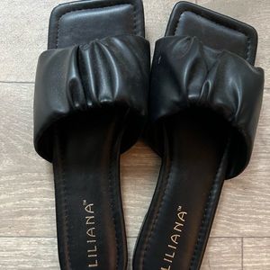 Trendy black summer sandals!